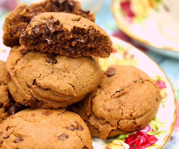 صورة طريقة عمل كوكيز بقطع الشوكولاته لذيذ سريع وسهل pictures arabian cookies recipes in arabic 