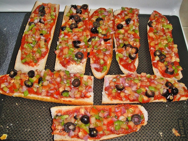 http://www.encyclopediacooking.com/upload_recipes_online/uploads/images_how-to-make-best-easy-homemade-baguette-pizza-recipe-with-images6.jpg