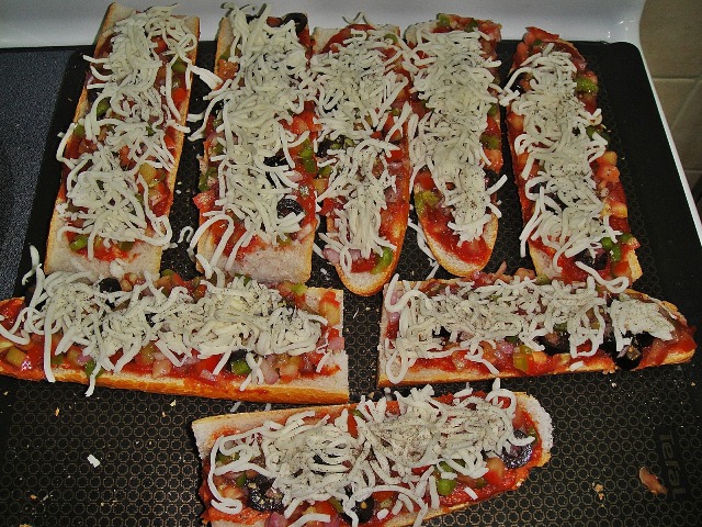http://www.encyclopediacooking.com/upload_recipes_online/uploads/images_how-to-make-best-easy-homemade-baguette-pizza-recipe-with-images7.jpg