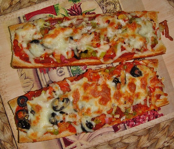 http://www.encyclopediacooking.com/upload_recipes_online/uploads/images_how-to-make-best-easy-homemade-baguette-pizza-recipe-with-images8.jpg