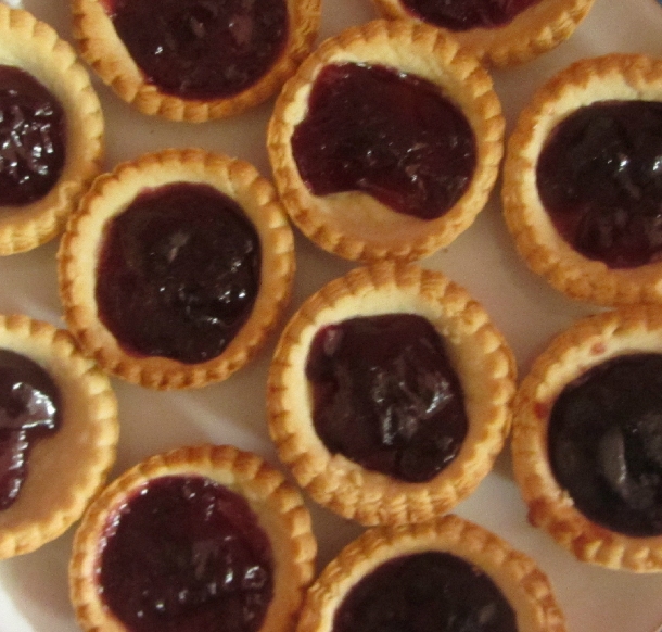 http://www.encyclopediacooking.com/upload_recipes_online/uploads/images_how-to-make-easy-jam-tarts-recipe.jpg