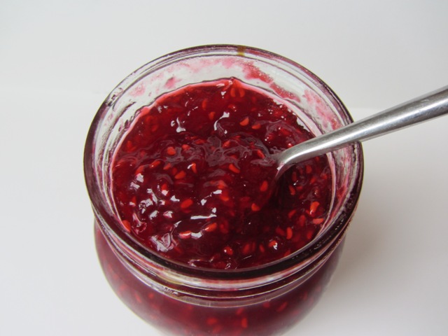 http://www.encyclopediacooking.com/upload_recipes_online/uploads/images_how-to-make-easy-raspberry-jam-recipe.jpg