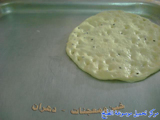 http://www.encyclopediacooking.com/upload_recipes_online/uploads/images_how-to-make-khubz-arabic-bread-recipe-%D8%B7%D8%B1%D9%8A%D9%82%D8%A9-%D9%88%D9%83%D9%8A%D9%81%D9%8A%D8%A9-%D8%B9%D9%85%D9%84-%D9%88%D8%B5%D9%86%D8%A7%D8%B9%D8%A9-%D8%A7%D9%84%D8%AE%D8%A8%D8%B2-%D9%81%D9%8A-%D8%A7%D9%84%D9%81%D8%B1%D9%86-%D8%A8%D8%A7%D9%84%D8%A8%D9%8A%D8%AA-%D8%A8%D8%A7%D9%84%D8%B5%D9%88%D8%B14.jpg