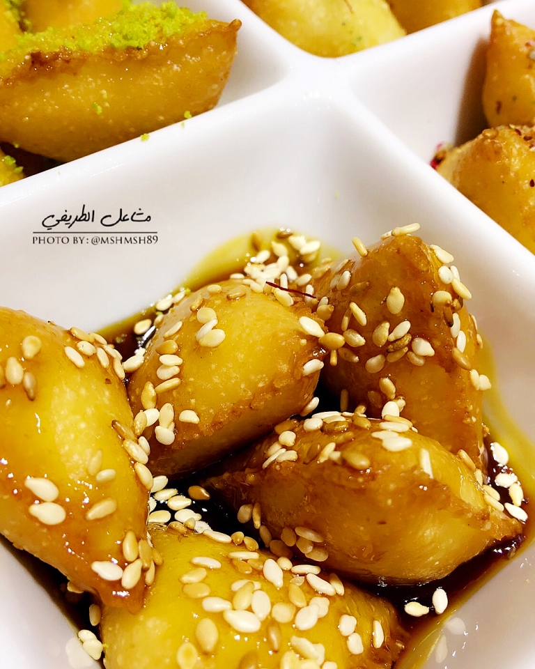 http://www.encyclopediacooking.com/food-recipes-photos/arabic-food-cooking-recipes-in-arabic-triangles-semolina-mashael-al-tarifi4.jpg