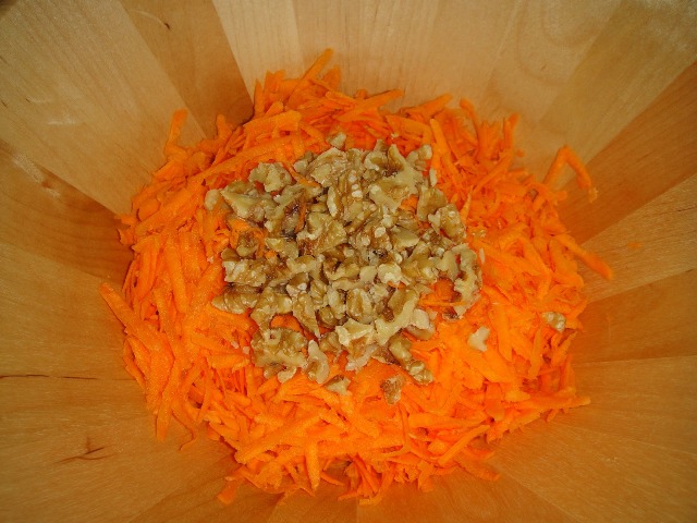 http://www.encyclopediacooking.com/upload_recipes_online/uploads/images_how-to-make-easy-homemade-carrot-walnut-salad-recipe-with-pomegranate-molasses-sauce4.jpg
