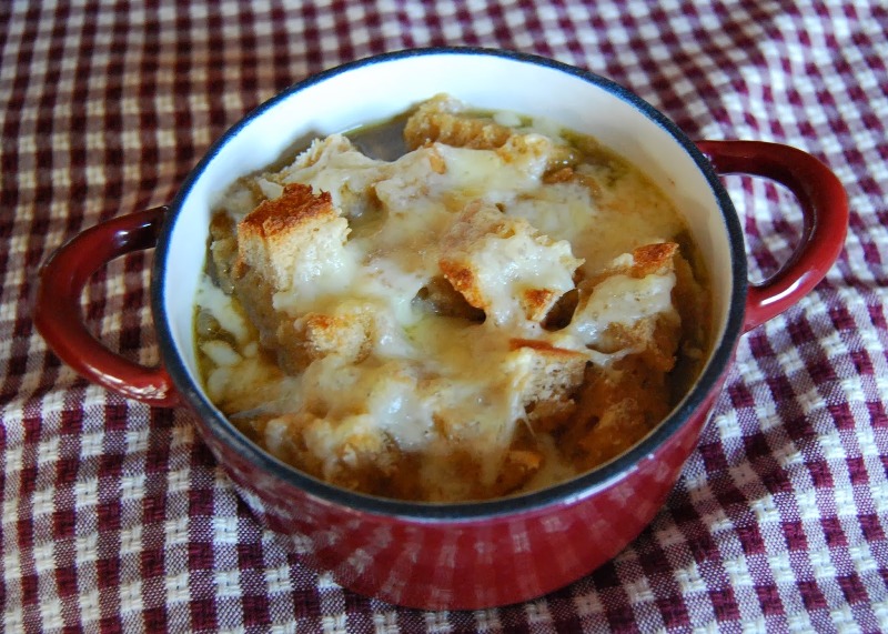 http://www.encyclopediacooking.com/upload_recipes_online/uploads/images_onion-soup-with-fontina-and-thyme-recipe.jpg